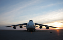 Grundfos - Lastning af mega-fly i Lufthavn